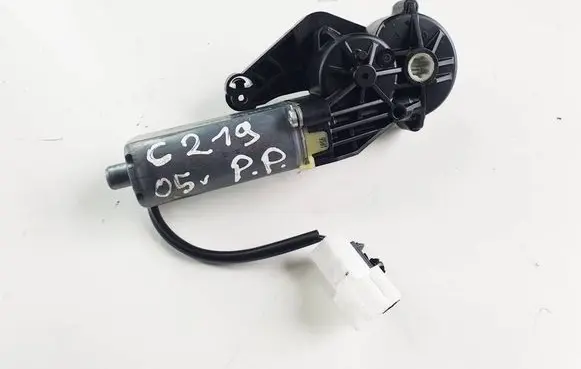 Mercedes-Benz CLS C219 Seat adjustment motor 0390203207