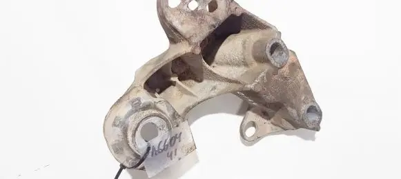 Volkswagen PASSAT B5 Engine mounting bracket 4b0199352a