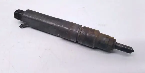 Volkswagen Golf IV Fuel injector 028130201T