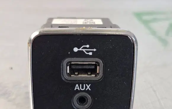 Jeep Compass USB socket connector 5XG28DX9AC 29117002676 53223309