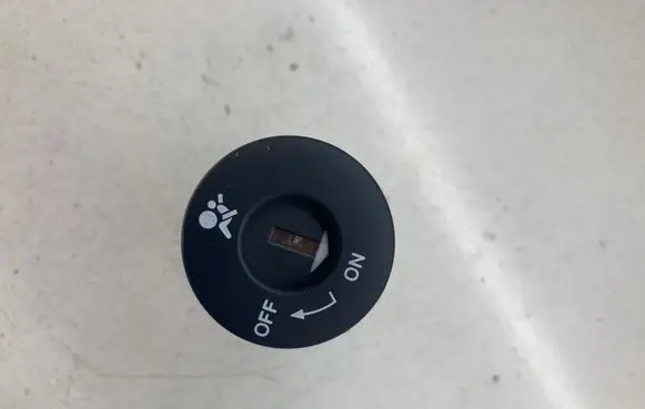 Nissan Qashqai Passenger airbag on/off switch 