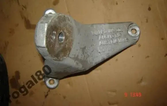 Volkswagen Touareg II Engine mount bracket