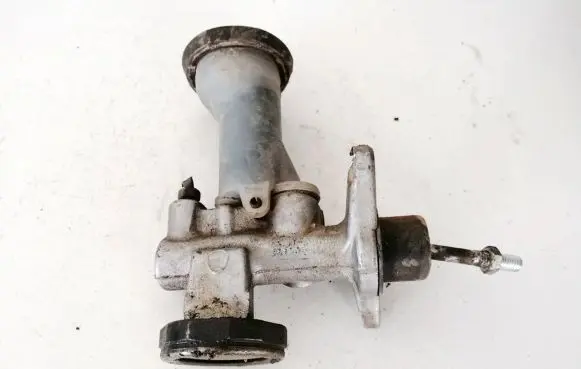 Toyota Land Cruiser (HDJ90) Master brake cylinder