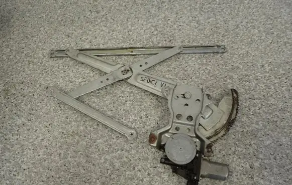 Suzuki SX4 Front door window regulator with motor