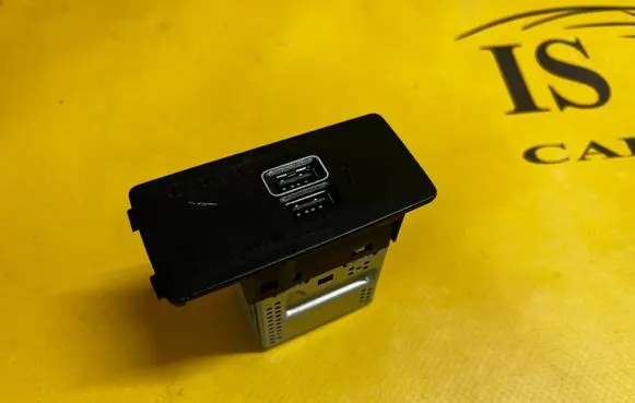Volvo XC90 USB socket connector 31407038