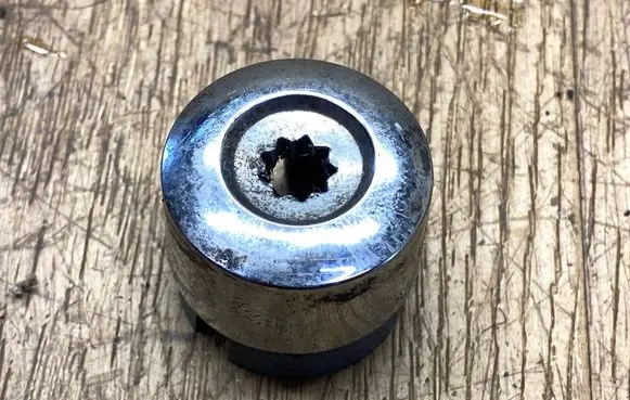 Volkswagen Touareg II Wheel nut cap/cover 7L6601173L