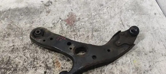 Toyota Avensis T270 Front lower control arm/wishbone 4806805090