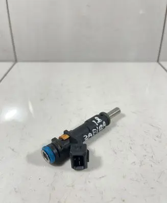 Opel Zafira B Fuel injector 55353806 7172A01911