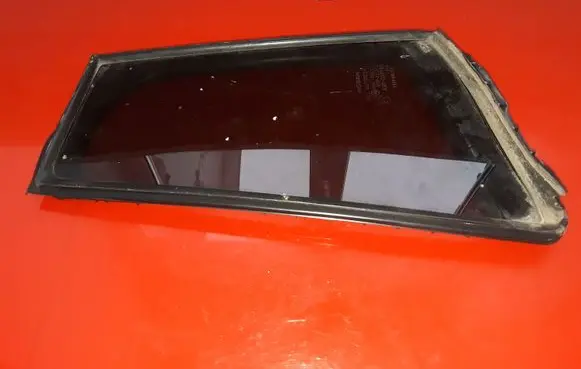 Nissan Leaf I (ZE0) Rear vent window glass 822733NA0A
