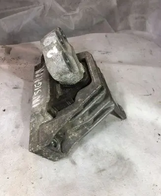 Opel Insignia A Engine mount bracket