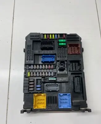 Peugeot 208 II Fuse module 9832880380 3262160121 28709105