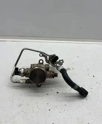 Audi Q7 4M Fuel injection high pressure pump 06M127026P