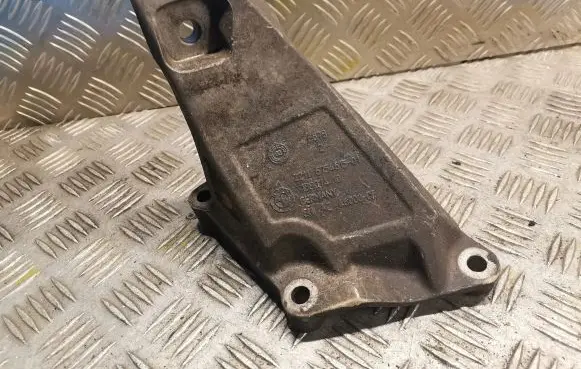 BMW 7 E65 E66 Engine mounting bracket 6754615