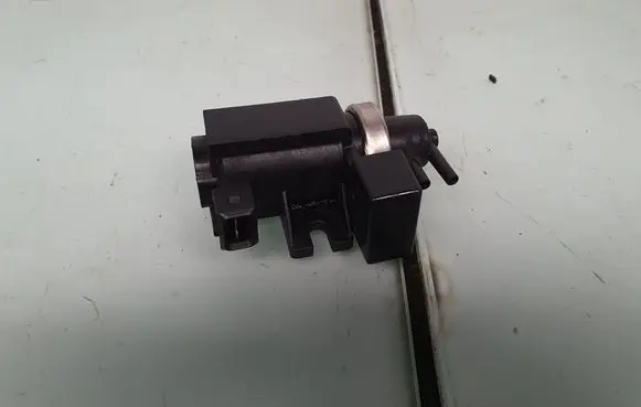 BMW 5 E39 Vacuum valve 7796634 2247906 11742247906