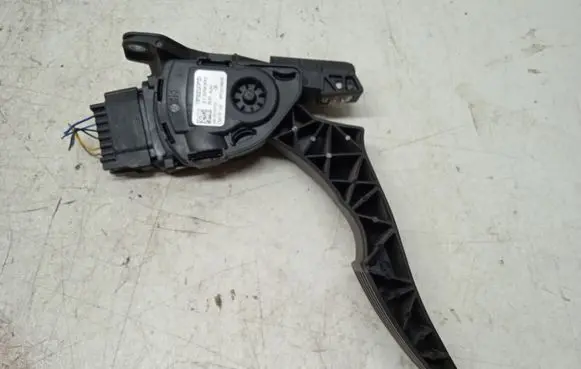 Volvo S60 Accelerator throttle pedal 31329060