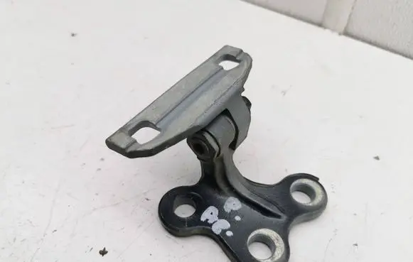 Volvo S60 Front door lower hinge 31218515 11V50