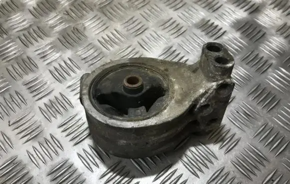 Mitsubishi Galant Engine mount bracket mr272749