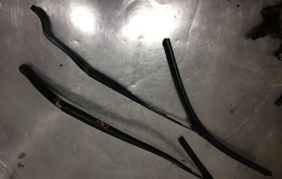 Honda CR-V Front wiper blade arm