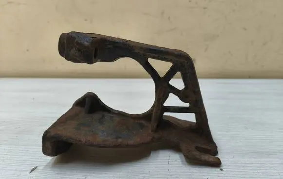 Engine mounting bracket