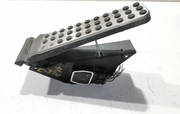 Mercedes-Benz E W212 Accelerator throttle pedal A2043000204 1783