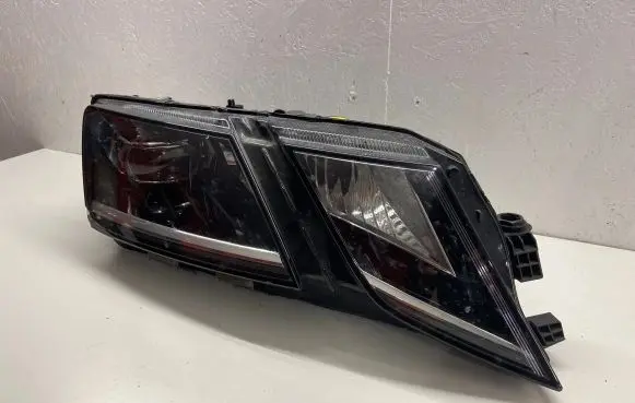 Skoda Octavia Mk4 Headlight/headlamp 5E1941016D 030110423200 E15A6369