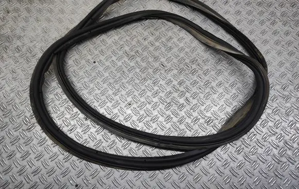 Fiat 500L Seal rubber (tailgate) 735568356