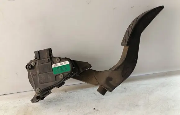 Accelerator throttle pedal