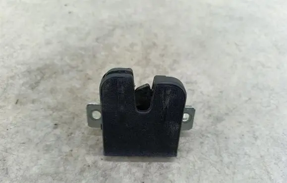 Volkswagen Polo IV 9N3 Tailgate lock latch 6Q6827505E