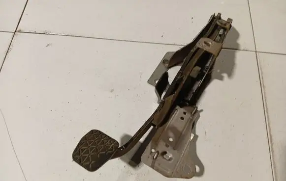 Mazda 5 Clutch pedal 