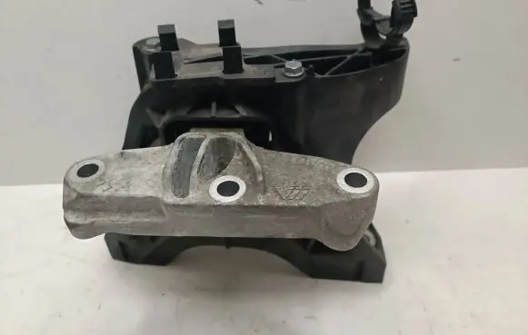 Peugeot 3008 II Engine mount bracket