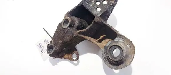 Engine mounting bracket