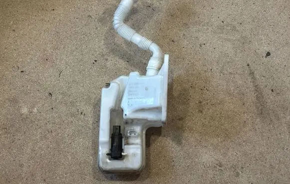 Volkswagen Golf VIII Windshield washer fluid reservoir/tank 5FF955453
