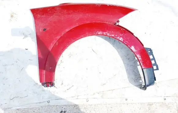 Audi A2 Fender Raudona