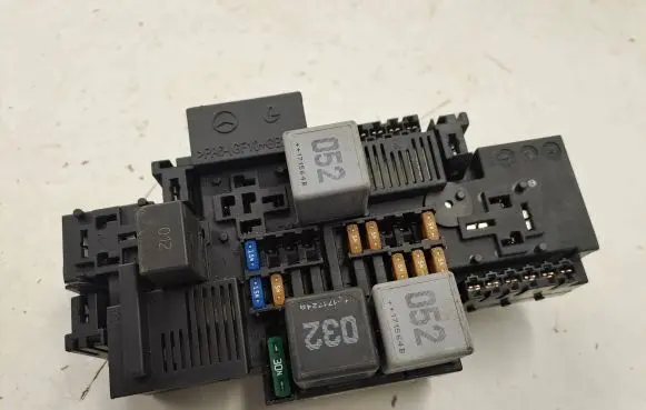 Mercedes-Benz C W205 Fuse module A2229063202 171822721 50W211F04