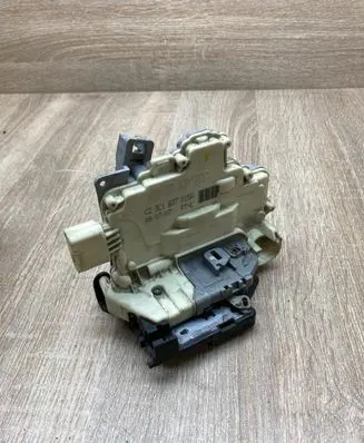 Volkswagen PASSAT B6 Front door lock 3C1837015A