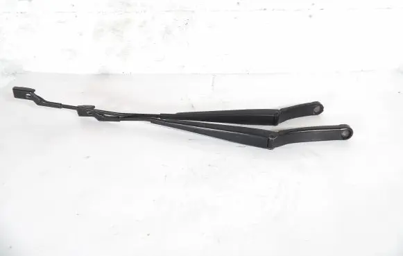 Volkswagen PASSAT B6 Front wiper blade arm