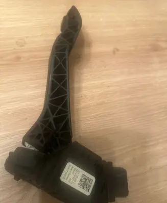 Volkswagen Tiguan Accelerator throttle pedal 5Q1723503J 6PV01062113