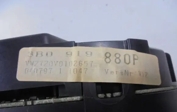 Volkswagen PASSAT B5 Speedometer (instrument cluster) 3B0919880P