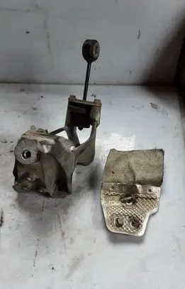 Engine mounting bracket