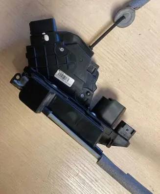 Volvo XC60 Front door lock 30799312 A048069