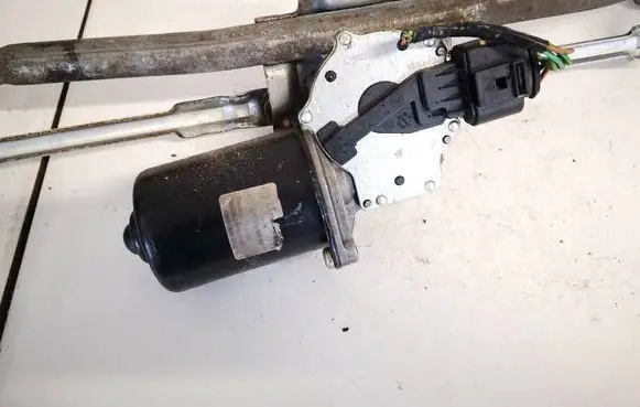 Volkswagen Golf IV Wiper motor 443122302