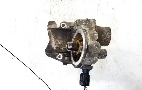 Oil filter mounting bracket