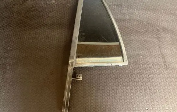 Rear vent window glass