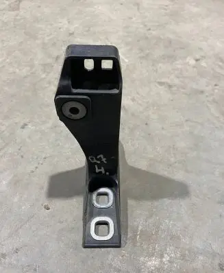 Audi Q7 4M Front bumper mounting bracket 4M0807333
