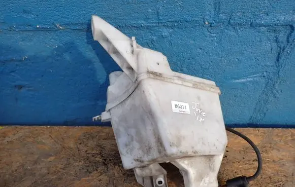 Nissan Juke I F15 Windshield washer fluid reservoir/tank B6011