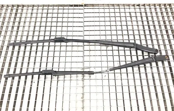 Volkswagen PASSAT CC Front wiper blade arm
