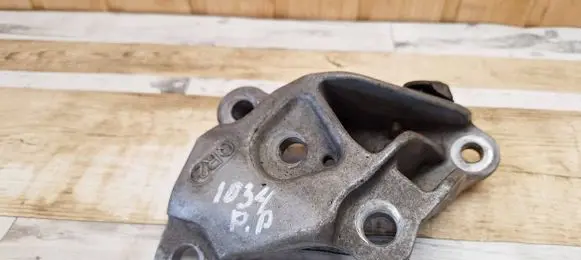 Nissan Altima Engine mounting bracket