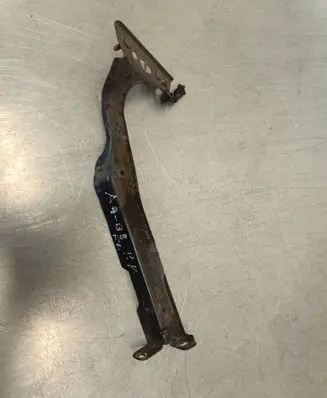 Audi A4 S4 B8 8K Fender mounting bracket 8K0821135
