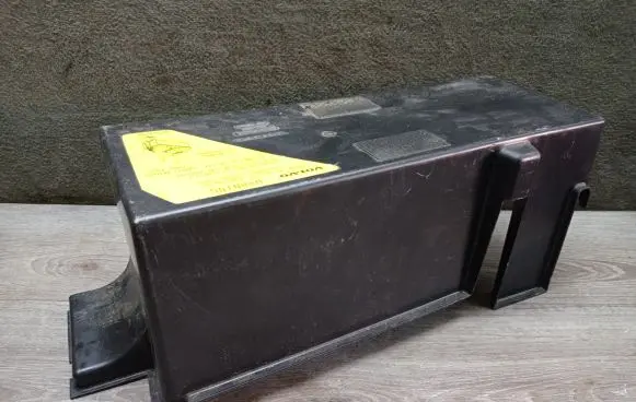 Volvo XC90 Battery box tray cover/lid 8697004