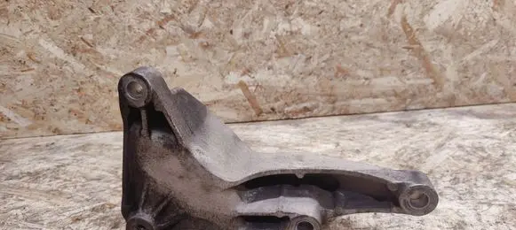 Cadillac SRX Engine mounting bracket 13228294